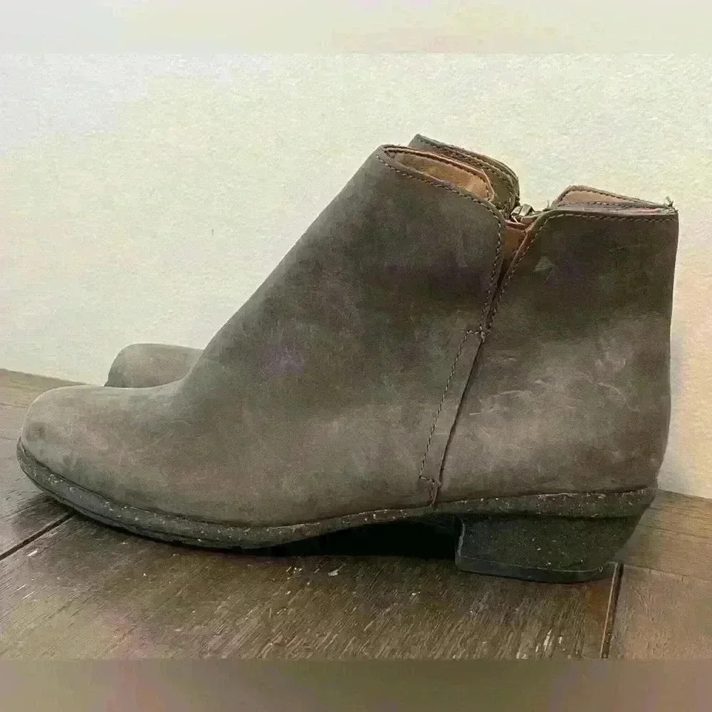 NWT Clarks Unstructured Wilrose Frost Boots Womens size 6